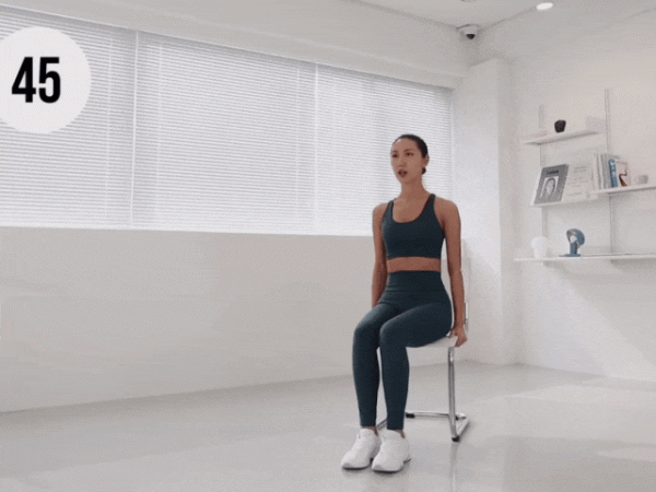 启远网 每天坐着“抬膝”100次，腰腹赘肉一层层地掉，简单、在家就能练